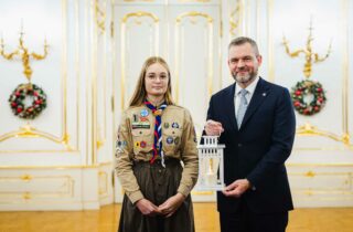 Pellegrini prevzal od skautov Betlehemské svetlo. Má priniesť pokoj, mier a lásku na Slovensku