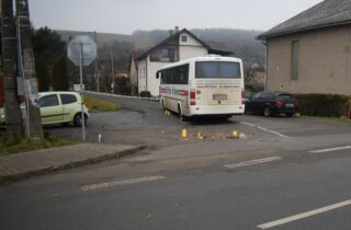 Autobus pri odbočovaní zrazil chodkyňu, utrpela zranenia nezlučiteľné so životom